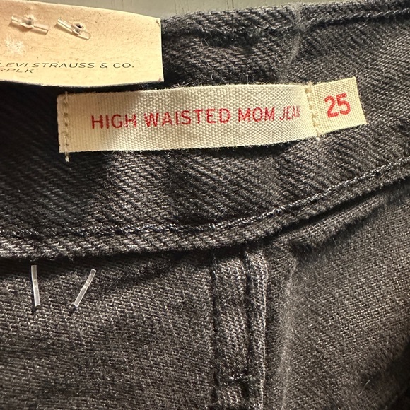 Levi’s High Waisted Mom Jean Black. Size25/27 on tags. Destruction. 💯 Cotton. - Picture 10 of 12